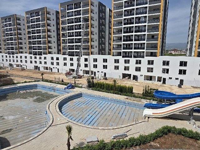 ROYAL EMLAKTAN ERDEMLİ TÖMÜK MAH SATLIK 2+1 YAZLIK 140m2 DAİRE 10 BLOKLU SİTE FUL TESİSLİ