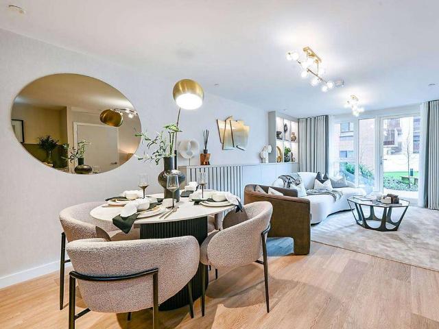 Royal Gateway, Cloister Road W3 2 bed flat to rent £2,850 pcm £658 pw