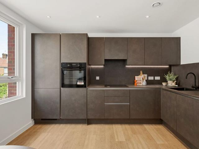 Royal Gateway, London W3, Acton, 2 bed flat to rent, £2,750 pcm | PrimeLocation