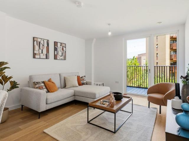 Royal Gateway, London W3, Acton, 3 bed flat to rent, £3,600 pcm | PrimeLocation