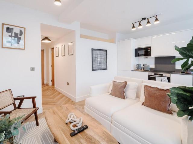 Royal House, Delamere Street, Chester 1 bed apartment to rent £1,050 pcm £242 pw