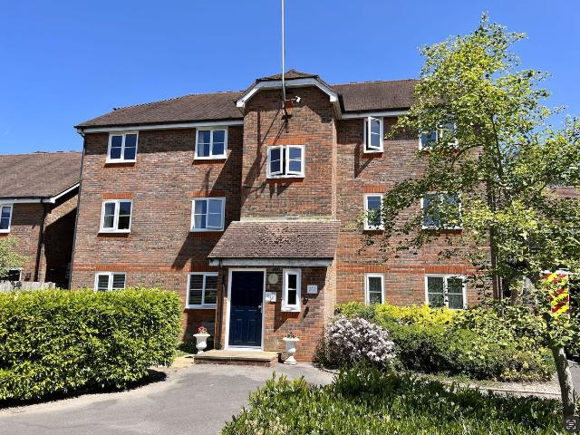Royal Huts Avenue, Hindhead, Surrey GU26, 2 bed flat to rent, £1,350 pcm | PrimeLocation