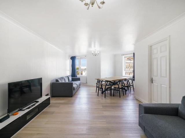 Royal Langford Apartments, 2 Greville. 3 bed flat to rent £3,700 pcm £854 pw