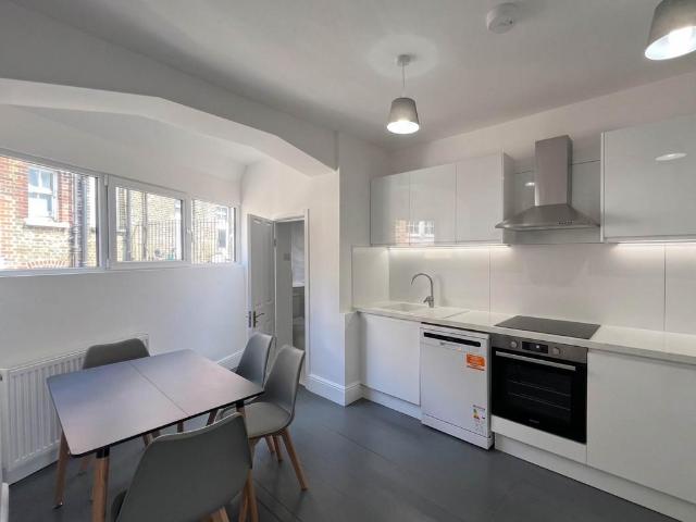 Royal London Building, London, SE15 4 bed flat to rent £3,600 pcm £831 pw