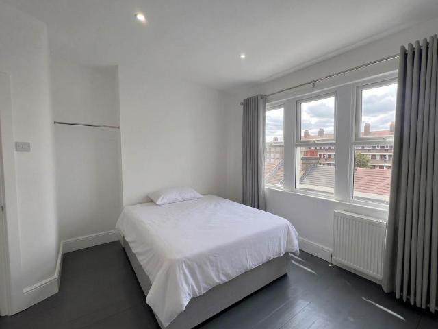 Royal London Building, London, SE15 4 bed flat to rent £3,800 pcm £877 pw