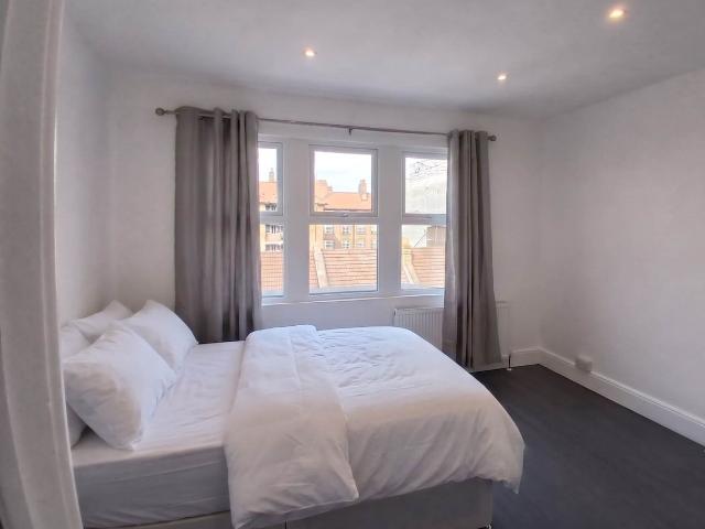 Royal London Building, London SE15, 4 bed flat to rent, £3,800 pcm | PrimeLocation