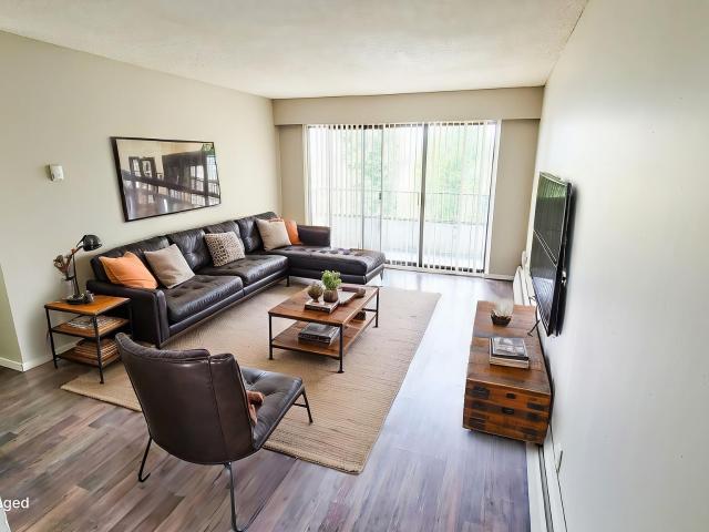 Royal Manor Apartments | 33298 Robertson Avenue