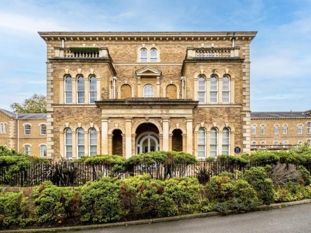 Royal Manor Drive London N11 4 bed flat to rent £3,800 pcm £877 pw