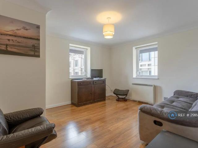Royal Mint Street, London, E1 2 bed flat to rent £2,300 pcm £531 pw