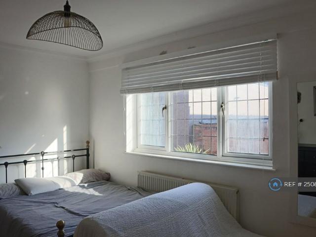 Royal Oak Court, London, N1 2 bed flat to rent £2,800 pcm £646 pw