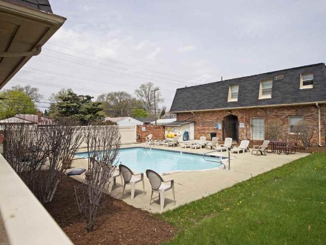 Royal Oak Estates 1 Bedroom Apartment for Rent at 1105 N Stephenson Hwy, Royal Oak, MI 48067
