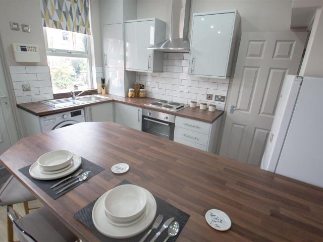 Royal Park Mount, Hyde Park, Leeds, West Yorkshire LS6, 5 bed terraced house to rent, £3,185 pcm | PrimeLocation
