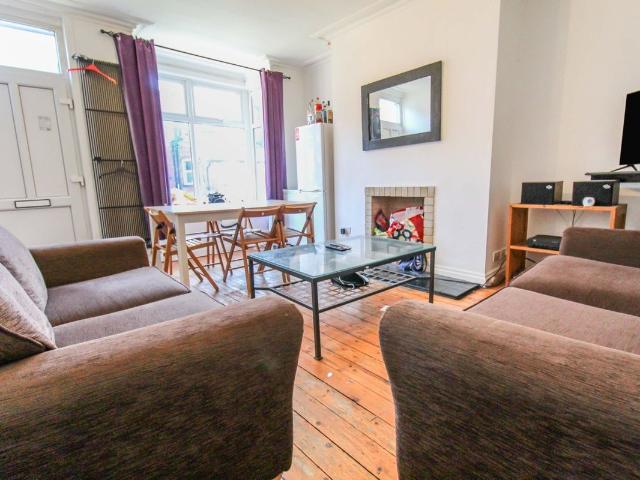 Royal Park Terrace, Hyde Park, Leeds, West Yorkshire LS6, 4 bed detached house to rent, £2,305 pcm | PrimeLocation