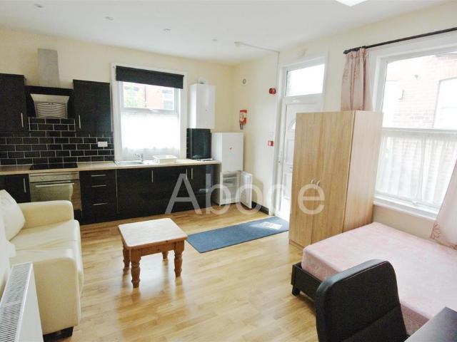 Royal Park Terrace, Hyde Park, Leeds 1 bed flat to rent £672 pcm £155 pw