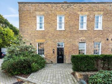 Royal Quay Harefield UB9 2 bed flat to rent £2,000 pcm £462 pw
