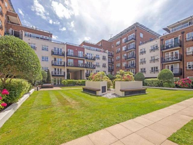 Royal Quarter, Kingston Upon Thames KT2 1 bed flat to rent £1,695 pcm £391 pw