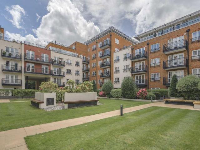 Royal Quarter, Kingston Upon Thames KT2 2 bed flat to rent £1,900 pcm £438 pw