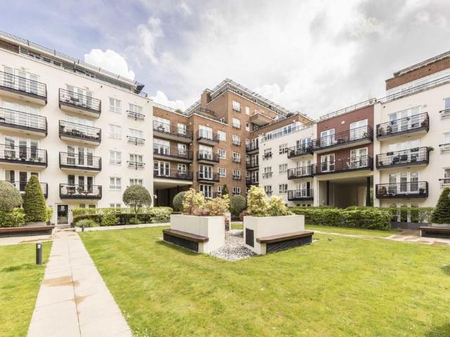Royal Quarter, Kingston Upon Thames KT2 2 bed flat to rent £2,500 pcm £577 pw
