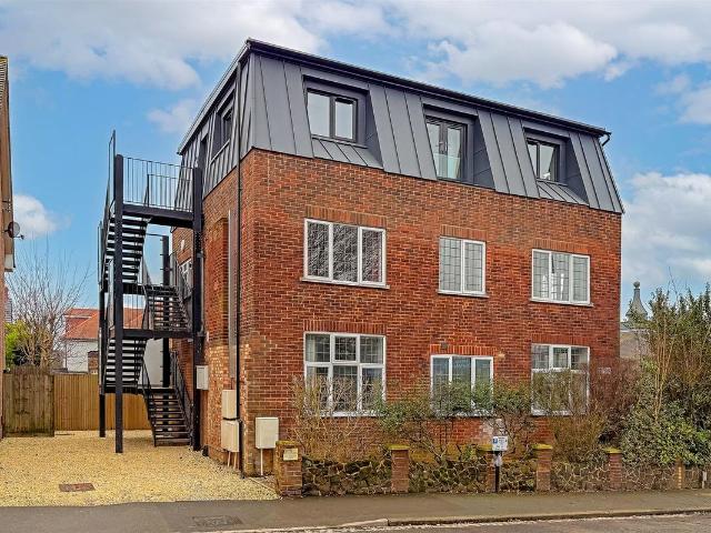 Royal Road, St. Albans AL1, 2 bed maisonette to rent, £1,850 pcm | PrimeLocation