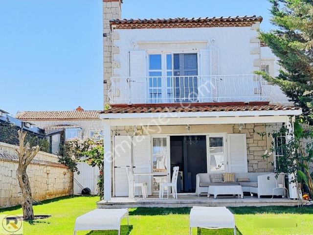 Royalden Alaçatı Merkeze Yürüme Mesafesinde Satılık Villa