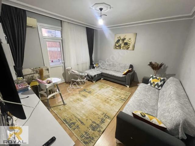 Royal'den S.çeşme'de 2+1 90 M2 Kullanışlı Balkonlu Ara Kat Daire