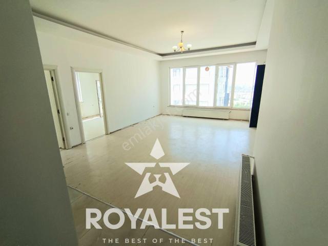 Royalest'ten Karataş Tramvay Yakını Cadde Üstü Ara Kat Site İçi