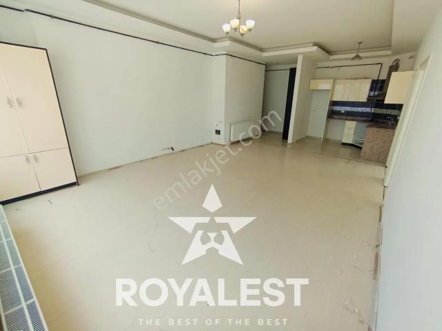 Royalest'ten Karataş Tramvay Yakını Cadde Üstü Ara Kat Site İçi