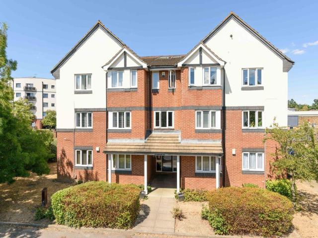 Roydon Court, Hersham 1 bed flat to rent £1,375 pcm £317 pw