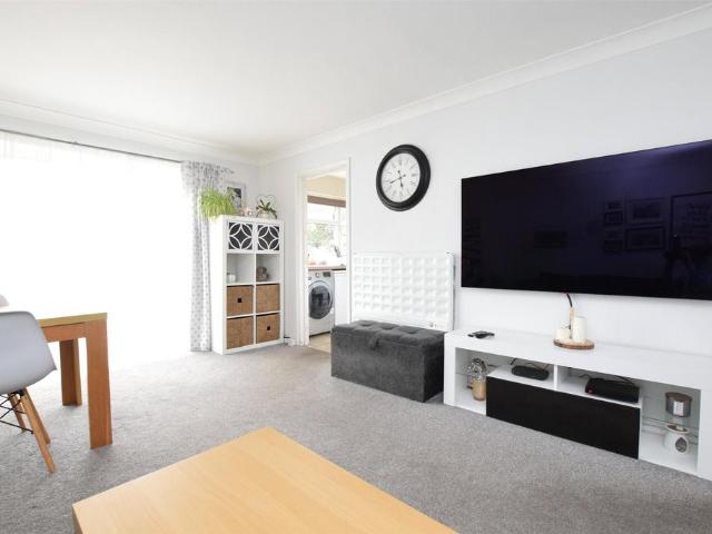Royle Close, Romford RM2 2 bed apartment to rent £1,550 pcm £358 pw