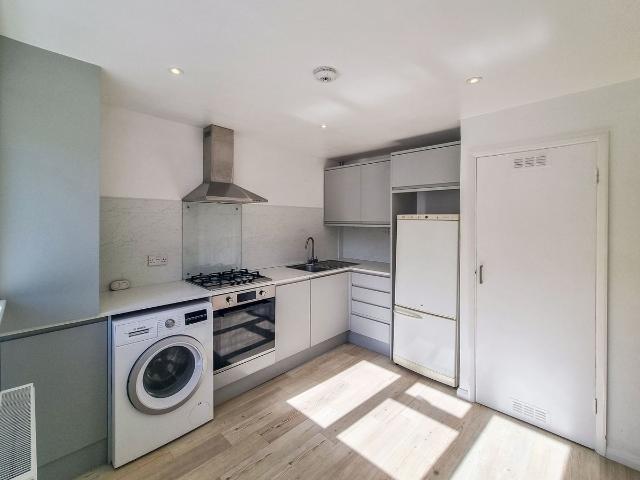 Roymount Court, Wellesley Road, Twickenham TW2, 2 bed flat to rent, £2,000 pcm | PrimeLocation