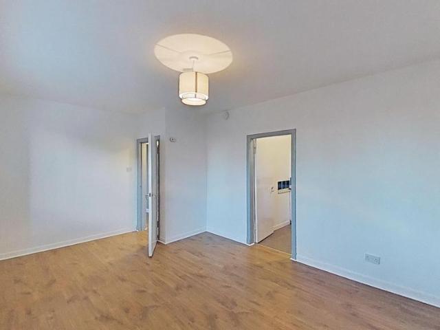 Royston Mains Road, Edinburgh, EH5 2 bed flat to rent £1,120 pcm £258 pw