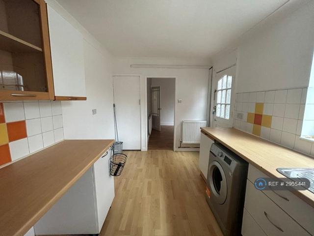 Royston Avenue, Doncaster, DN5 3 bed terraced house to rent £865 pcm £200 pw