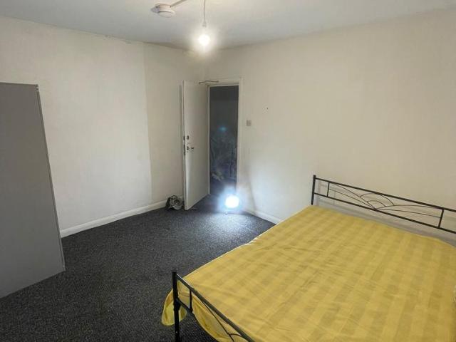Royston Avenue, London E4 1 bed in a house share to rent £800 pcm £185 pw