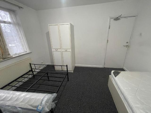 Royston Avenue, London E4 1 bed in a house share to rent £900 pcm £208 pw