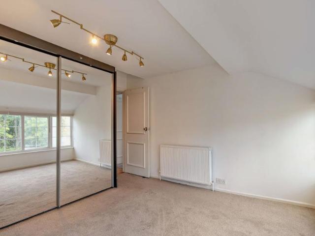 Royston Grove, Hatch End 2 bed apartment to rent £1,500 pcm £346 pw
