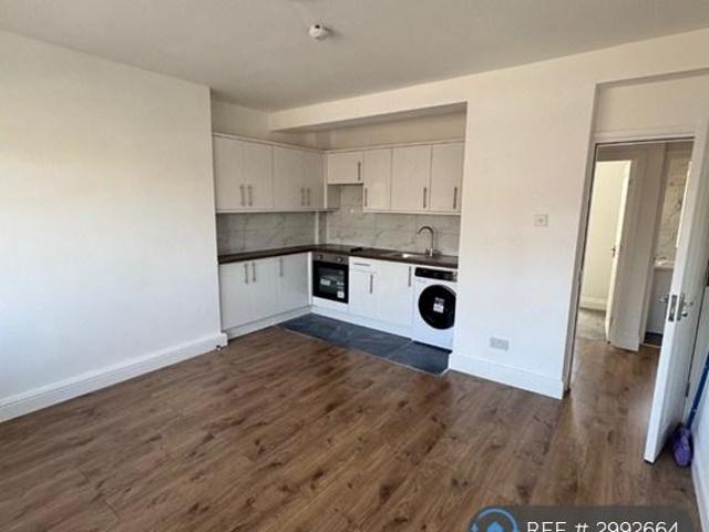 Royston House, Peckham, SE15 3 bed flat to rent £2,400 pcm £554 pw