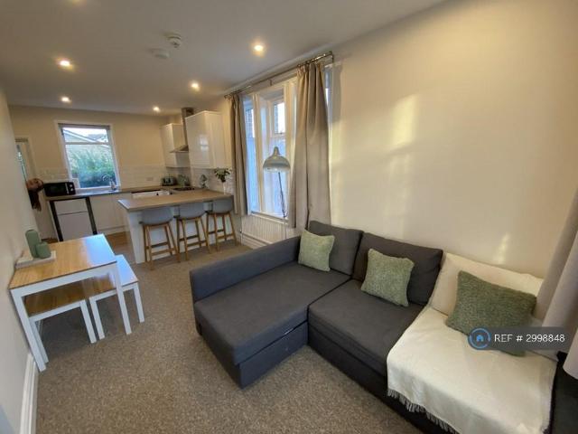 Rozelle Road, Poole, BH14 5 bed semi detached house to rent £1,995 pcm £460 pw