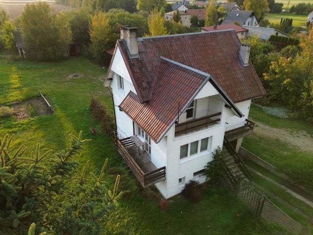 Przestronny dom z potencjałem i dużą działką w Rozogach