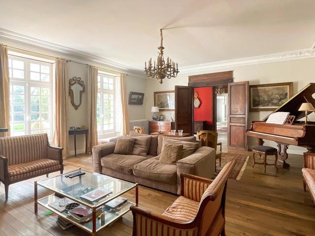 Rozoy sur Serre Chateau à vendre 17 pièces 800m² 8 chambres Parc stationnements Salle de sport