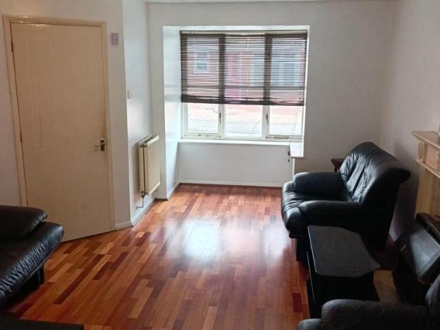 RM17 6UG 4 bed detached house to rent £2,200 pcm £508 pw