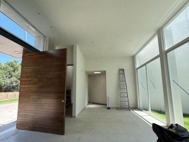RMC Casa en Venta en Residencial Loretta ubicada en esquina y frente a la casa club