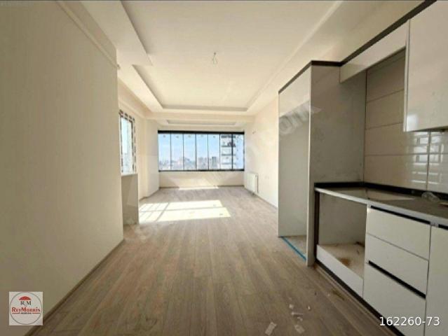 RM'DEN ÇESMELİDE AÇIK KAPALI OTOPARKLI SİTE İÇİ 80M2 SATILIK 2+1!