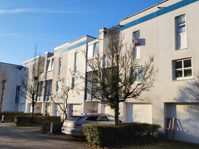Neuer Preis ! RMH mit Garage, 2 Balkonen, Garten und Terrasse