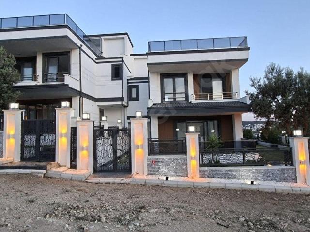 RW NEFES' ten Pelitköy'de Denize 150 M Deniz Manzaralı 3+1 Villa