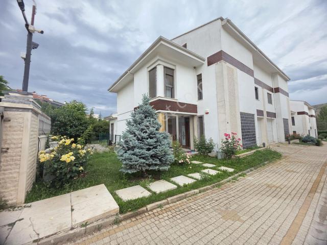 Rw Nestten Orhangazi De Site İçi Havuzlu Satılık 360 M2 Villa