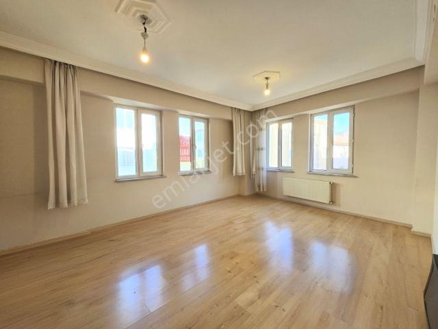 Rw Nest'ten Pazartesi Pazarı Sokağında Geniş 2+1 Kiralık Daire