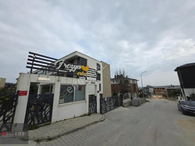 Rwlıfe/ Frezya Sitesi 280m² 5+1 Kapalı Havuzlu Satılık Daire