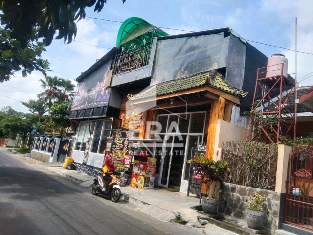 Rumah kost dengan jumlah kamar 34, kamar mandi 32, satu carport menampung 30 sepeda motor, 4 dapur besar dan 4 dapur kecil, lantai 3 ruang resto