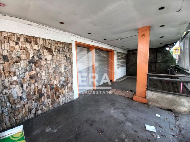 Rumah lama di Poros jalan dekat Wisata Tlogomas