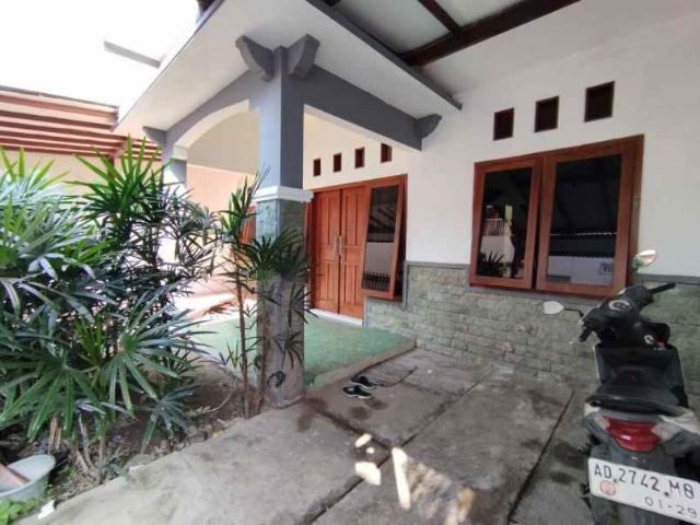 Rumah Second Strategis dan Nyaman dekat Pusat Perbelanjaan di Gentan